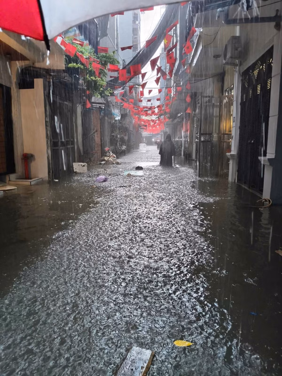 Người dân nên hạn chế ra đường trong giờ cao điểm mưa lớn, ưu tiên làm việc trực tuyến hoặc sắp xếp thời gian đi lại hợp lý để tránh ùn tắc, nguy hiểm.