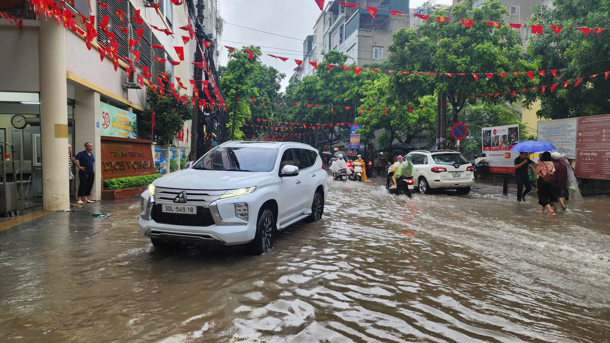 Tại khu vực trường tiểu học Dịch Vọng A (phường Cầu Giấy), nước dâng cao nên nhiều học sinh không thể đến trường.