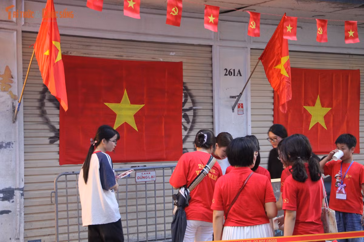 Dọc đường Kim Mã có một số điểm cung ứng nước miễn phí cho người dân.