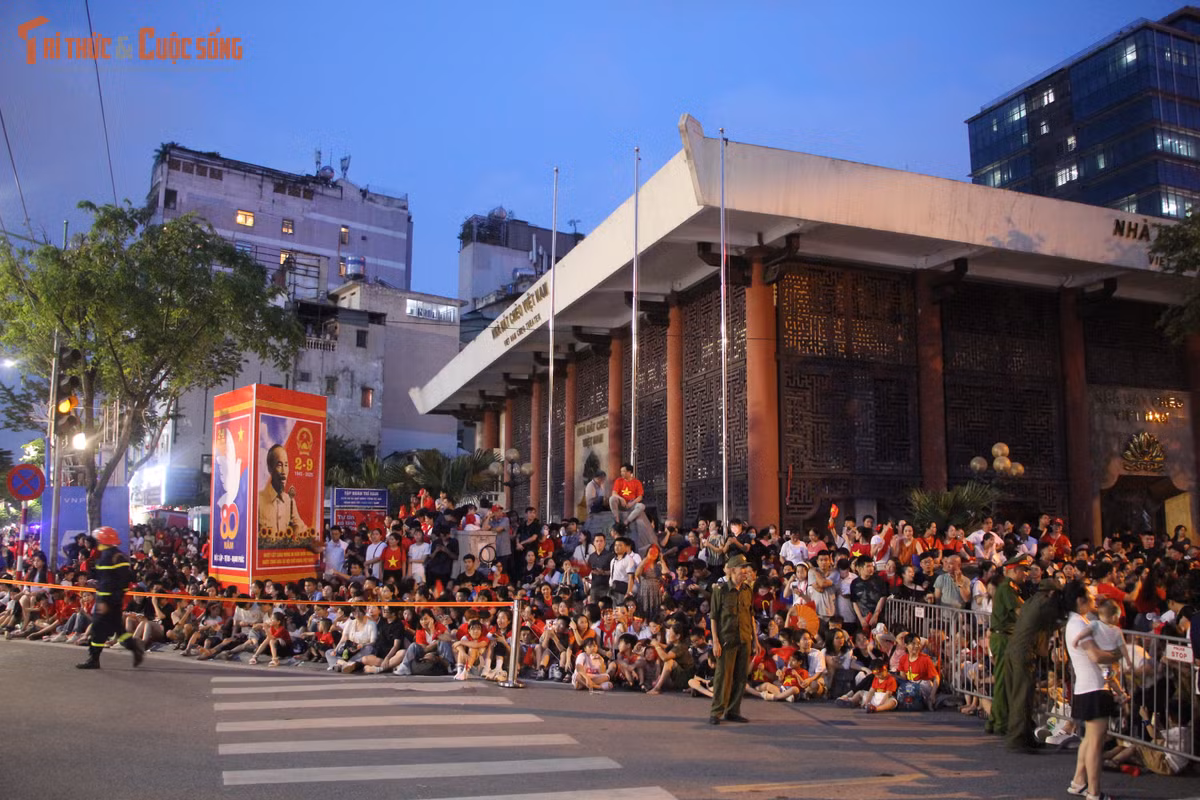Tại ngã tư Kim Mã - Giang Văn Minh, hàng nghìn người đã có mặt để chờ xem diễu binh, diễu hành.