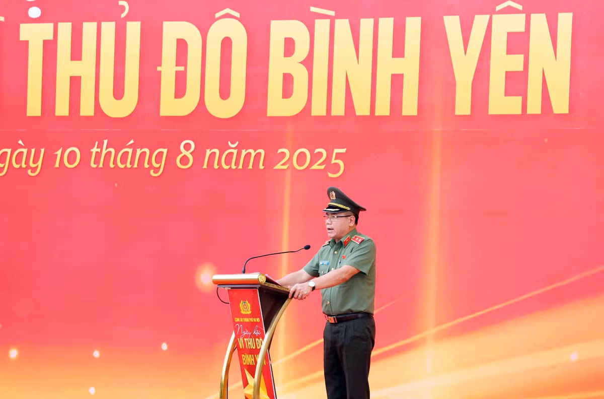 Sáng 10/8, tại khu vực Tượng đài Vua Lý Thái Tổ và phố Đinh Tiên Hoàng (phường Hoàn Kiếm), Công an TP Hà Nội tổ chức chương trình ngày hội "Vì Thủ đô bình yên". Trung tướng Nguyễn Thanh Tùng, Giám đốc Công an thành phố phát biểu tại ngày hội.