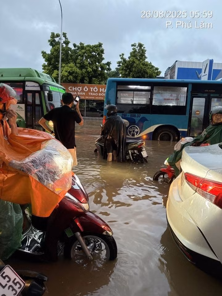 Nhiều phương tiện chết máy, hư hỏng.