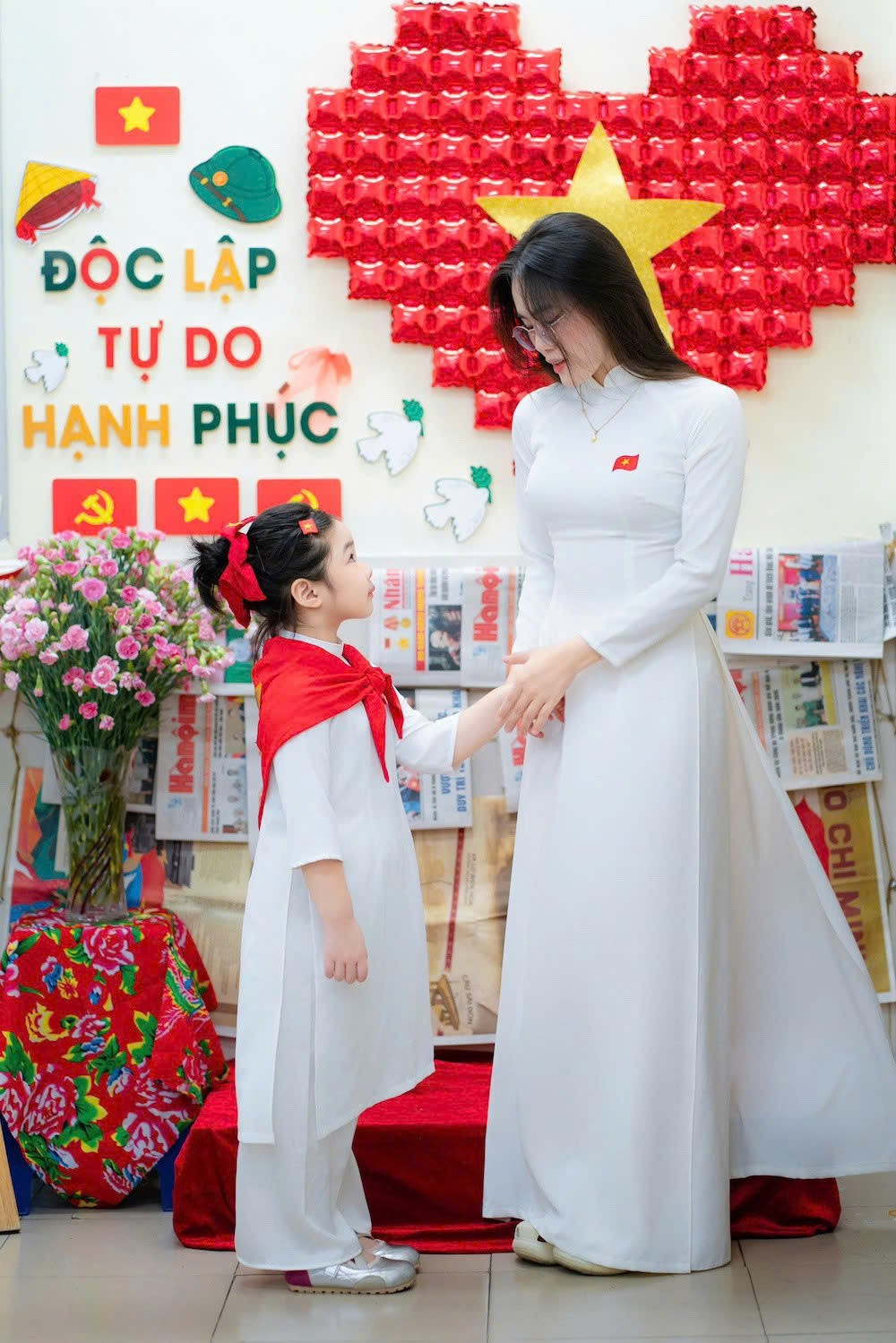 Với sự đồng hành nhiệt huyết của thầy, cô giáo Trường tiểu học Dịch Vọng A, các em học sinh đã có được những trải nghiệm ý nghĩa và có những bức hình rạng rỡ truyền đi thông điệp "Tôi yêu Tổ quốc tôi"