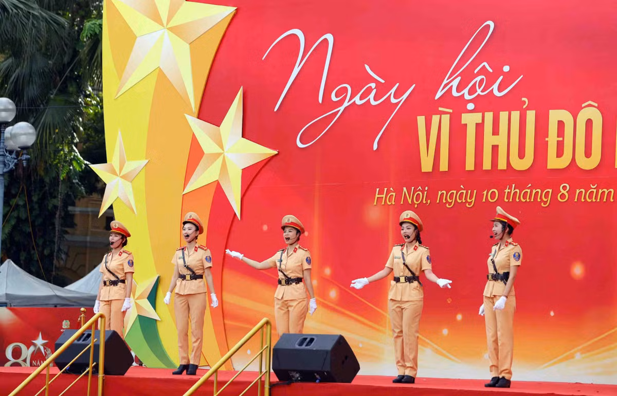 Chương trình nhằm ôn lại và tôn vinh truyền thống 80 năm xây dựng, chiến đấu và trưởng thành vẻ vang của lực lượng công an nhân dân Việt Nam nói chung, Công an Hà Nội nói riêng.