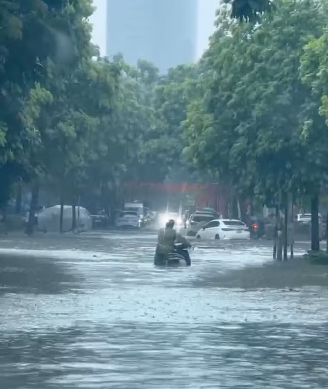 Mưa lớn khiến nhiều tuyến phố tại Thủ đô ngập sâu, có nơi ghi nhận ngập trên 50cm.