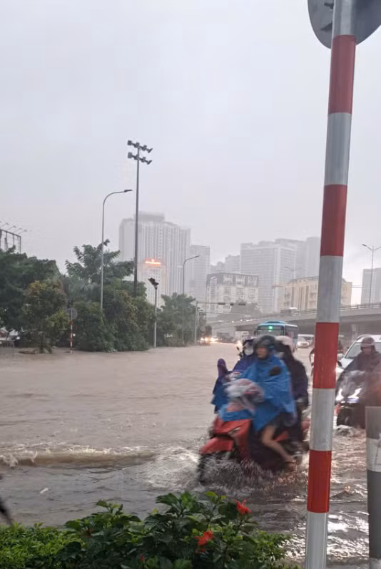 Theo dự báo trong ngày 26/8, Thủ đô Hà Nội chịu tác động của hoàn lưu hậu bão số 5, nên tiếp tục có mưa to kéo dài, nguy cơ xảy ra ngập úng diện rộng với độ sâu ngập lớn nhất phổ biến từ 0,20-0,40m, có nơi ngập sâu hơn.