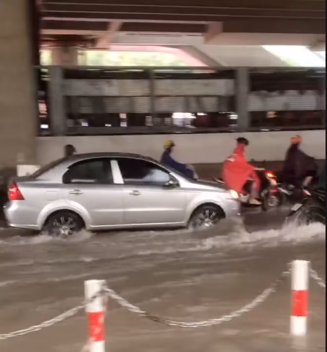 Do ảnh hưởng hoàn lưu phía Bắc của bão số 5, đêm qua và sáng nay (26/8) Hà Nội đã có mưa rất lớn, lượng mưa phổ biến từ 70-150mm, có nơi trên 200mm như trạm Quốc Oai (Hà Nội) 211mm, trạm Đại Mỗ (Hà Nội) 201.7mm.