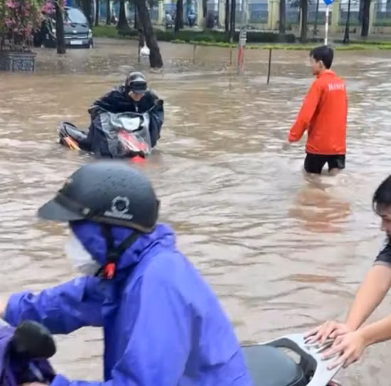Người dân di chuyển khó khăn.