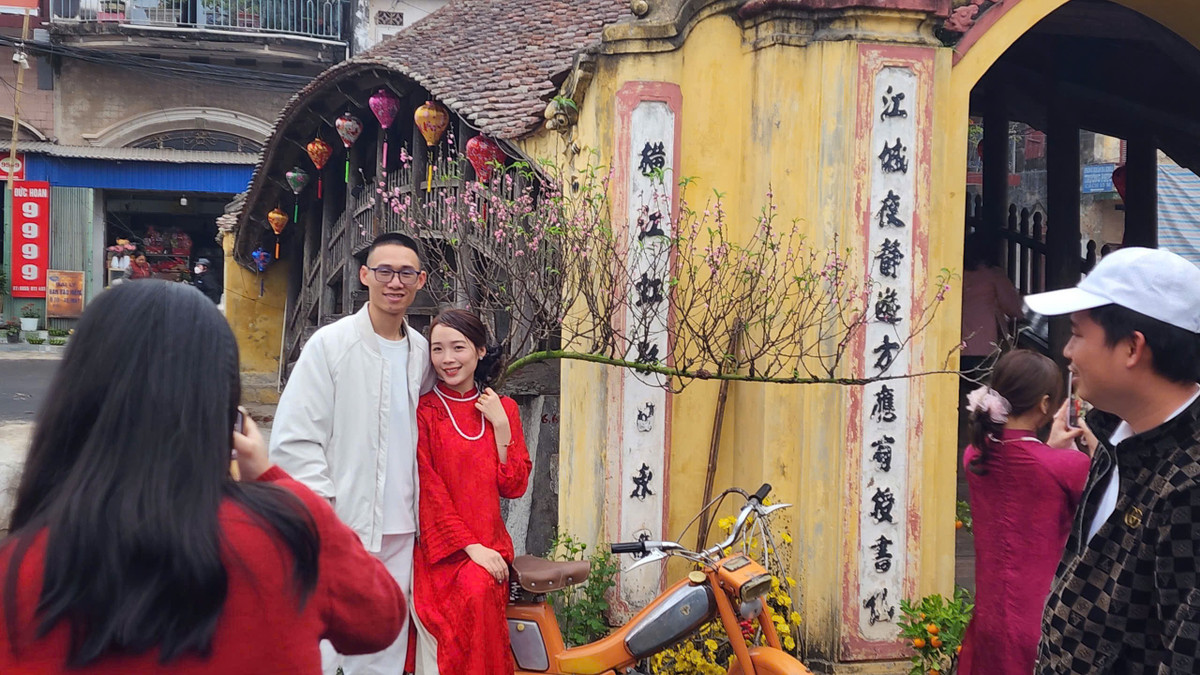 Trong tiết trời se lạnh của mồng 2 Tết Bính Ngọ, nhiều đôi bạn trẻ tìm đến cầu ngói cổ để lưu lại những kỷ niệm đáng nhớ.