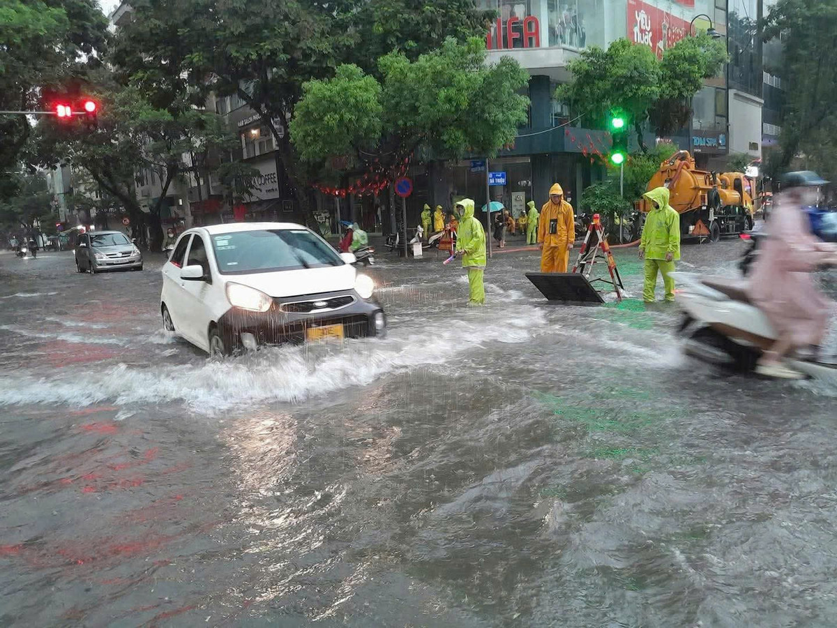 Lực lượng cấp thoát nước nỗ lực ứng cứu ngập, nhưng gặp nhiều khó khăn do lượng nước mưa lớn.