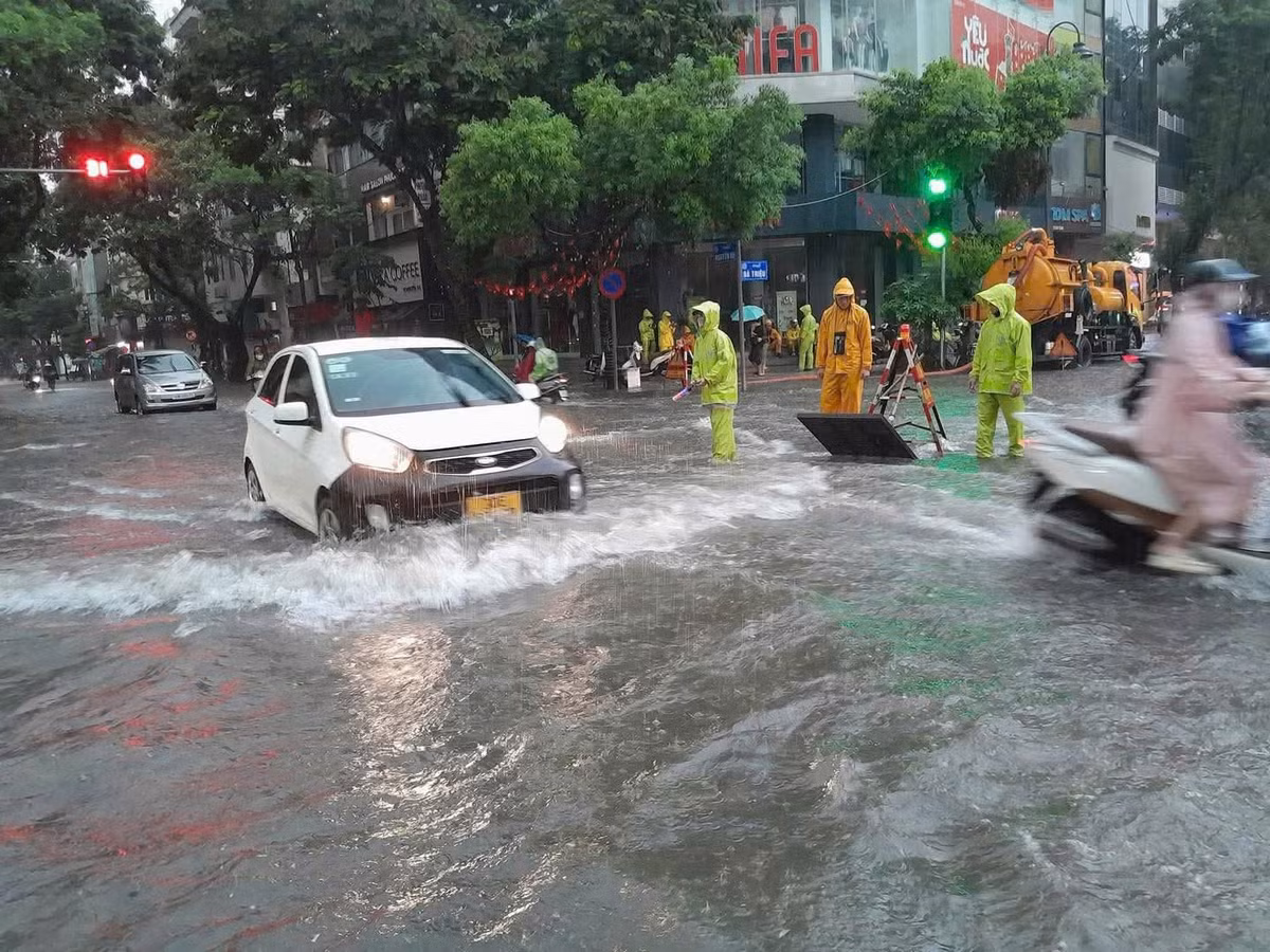 Lực lượng cấp thoát nước nỗ lực ứng cứu ngập, nhưng gặp nhiều khó khăn do lượng nước mưa lớn.