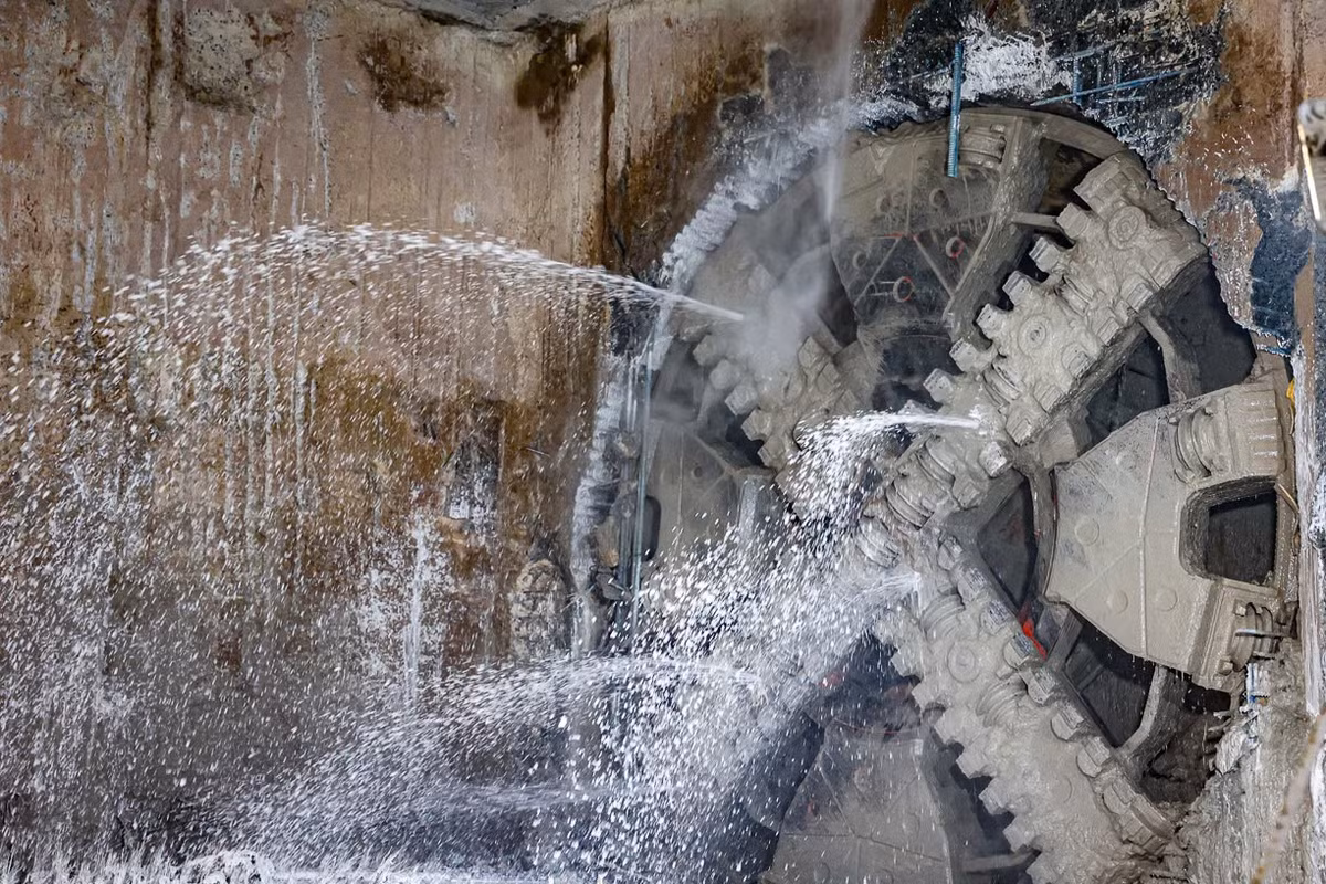 Hoạt động thi công diễn ra trên tất cả các công trường, cụ thể: Ga S10 - Cát Linh đang triển khai phần kết cấu phụ trợ phía Nam, thi công đào đất công trình phụ trợ phía Bắc, thi công tường gạch hộp ga chính.