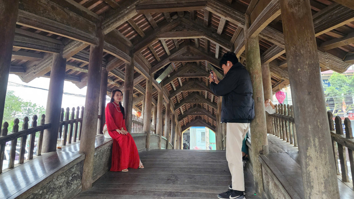 Vào những dịp nghỉ lễ, Tết, nhiều du khách trên cả nước có dịp về đây đều tìm đến xã Hải Anh để tham quan, tạo dáng bên cầu ngói chợ Lương, tự chụp cho mình những bức ảnh để lưu lại khoảnh khắc.