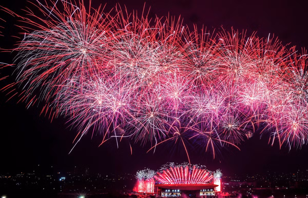 Gần 10.000 đơn vị pháo hoa tầm cao cùng hệ thống giàn phun hỏa thuật hiện đại được đội ngũ 80 chuyên gia trong và ngoài nước tham gia lắp đặt, vận hành.