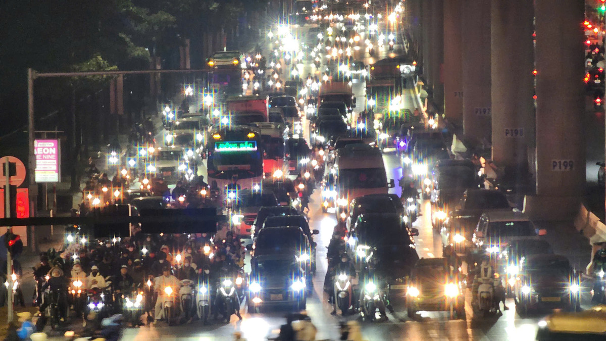 Tối 23/1, các tuyến đường dẫn về khu vực sân vận động Mỹ Đình (Hà Nội) đông đúc phương tiện. Dòng người tìm về đây để tham dự chương trình nghệ thuật đặc biệt “Tầm nhìn mới - Kỷ nguyên mới” và ngắm pháo hoa mừng Đại hội XIV của Đảng thành công rất tốt đẹp.