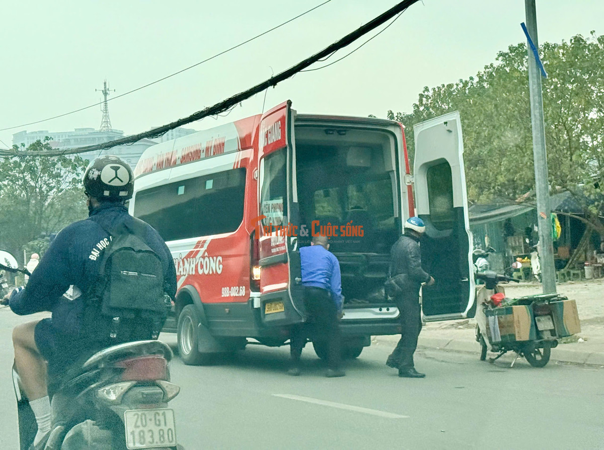 Dọc tuyến đường Phạm Hùng, xe chở khách cũng vô tư dừng đỗ để nhận ký gửi hàng gây ảnh hưởng đến an toàn giao thông mà không bị xử lý.
