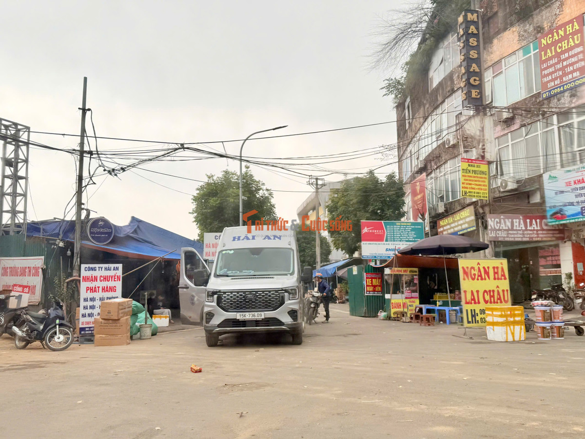 Ghi nhận của PV Báo Tri thức và Cuộc sống trong nhiều ngày cho thấy, tại các tuyến đường Mỹ Đình, Phạm Hùng, Phạm Tu (Hà Nội) xe tải đủ loại trọng tải đỗ san sát hai bên đường. Có điểm, xe nối đuôi kéo dài hàng chục mét hoạt động bốc xếp hàng hoá diễn ra công khai, hàng hóa chất kín vỉa hè gây cản trở giao thông.