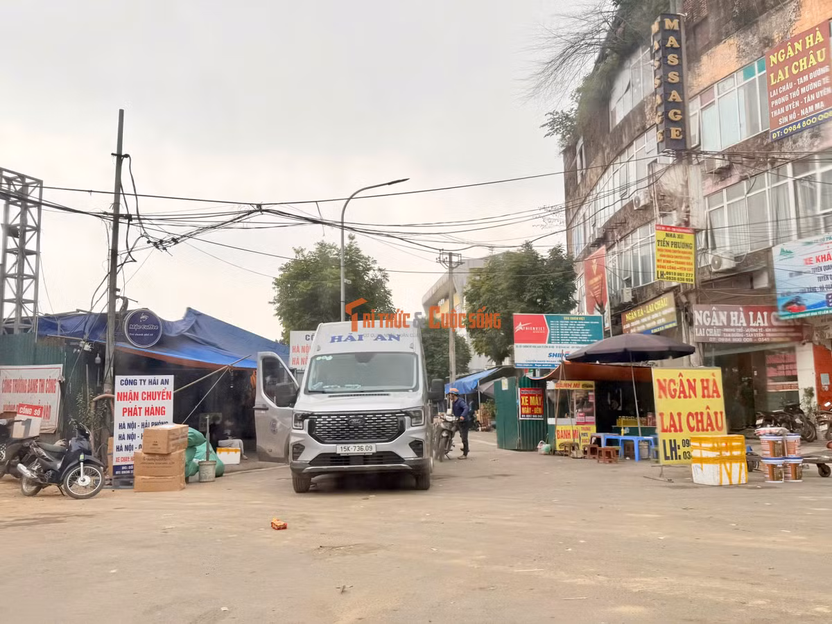 Ghi nhận của PV Báo Tri thức và Cuộc sống trong nhiều ngày cho thấy, tại các tuyến đường Mỹ Đình, Phạm Hùng, Phạm Tu (Hà Nội) xe tải đủ loại trọng tải đỗ san sát hai bên đường. Có điểm, xe nối đuôi kéo dài hàng chục mét hoạt động bốc xếp hàng hoá diễn ra công khai, hàng hóa chất kín vỉa hè gây cản trở giao thông.