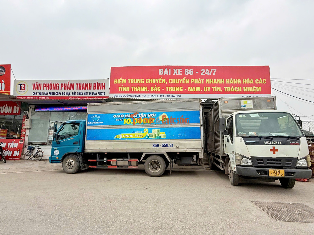 Lượng xe ra vào bãi xe đông đúc khiến nguy cơ mất an ninh trật tự và an toàn giao thông càng tăng cao trên tuyến đường Phạm Tu.