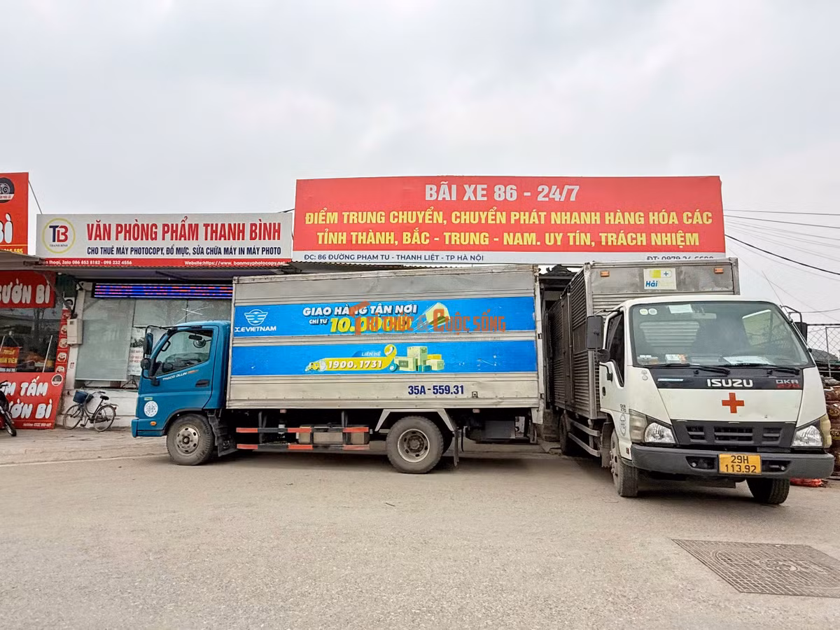 Lượng xe ra vào bãi xe đông đúc khiến nguy cơ mất an ninh trật tự và an toàn giao thông càng tăng cao trên tuyến đường Phạm Tu.