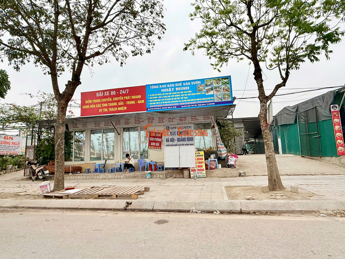 Không chỉ vỉa hè bị chiếm dụng, diện tích đất nông nghiệp cũng được tận dụng để lập các lán, nhà tạm bợ để phục vụ cho các "bến cóc" xe tải hàng hoá.