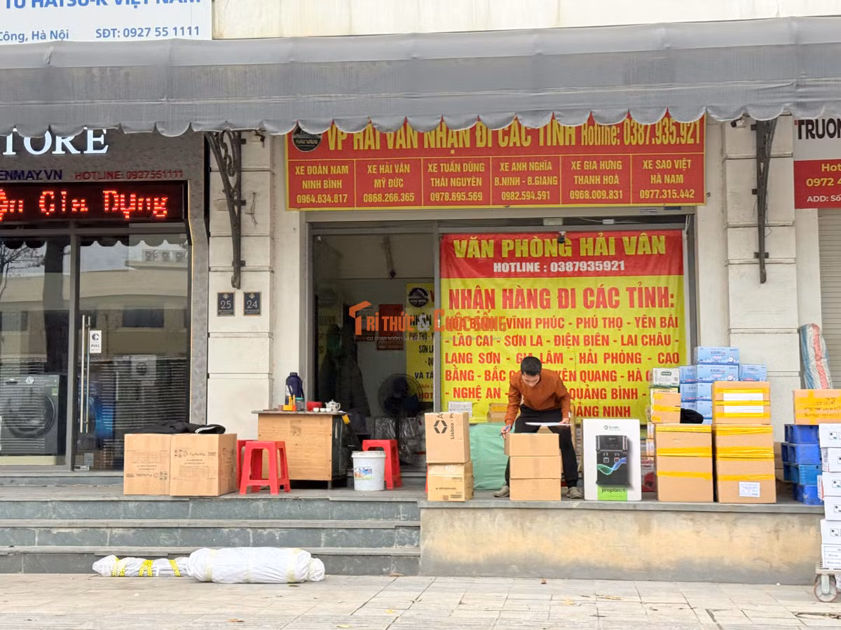 Các căn nhà dọc tuyến đường Phạm Tu được cho thuê để làm văn phòng, điểm tập kết, bốc xếp và vận chuyển hàng hoá có quy mô.