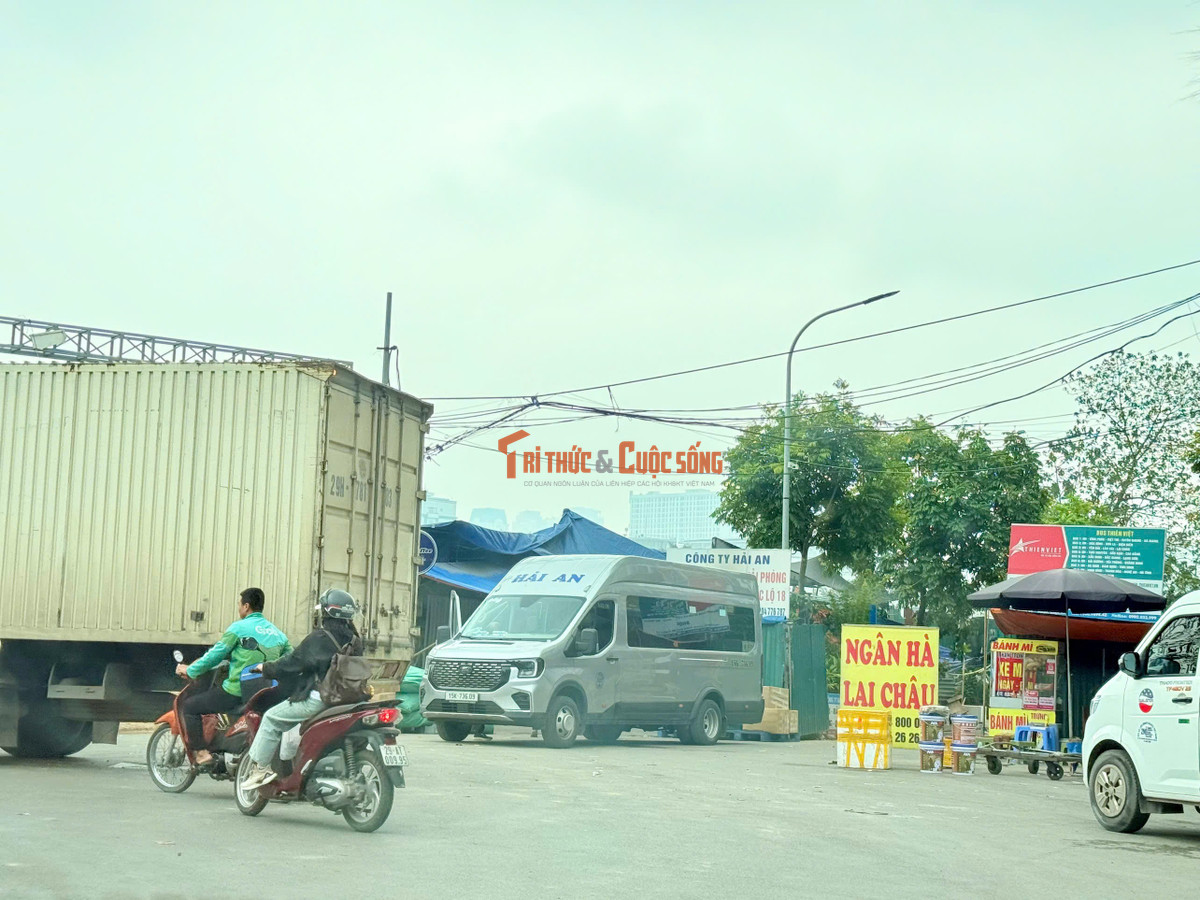 Trên đường Mỹ Đình - phía sau bến xe Mỹ Đình tồn tại hàng chục lều, lán tạm bợ ngay lòng đường, vỉa hè và được dựng biển nhận ký gửi, vận chuyển hàng hoá đi khắp các tỉnh thành gây mất an ninh trật tự, an toàn giao thông và mỹ quan đô thị.