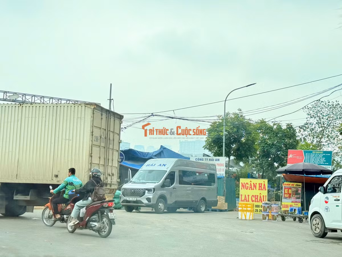 Trên đường Mỹ Đình - phía sau bến xe Mỹ Đình tồn tại hàng chục lều, lán tạm bợ ngay lòng đường, vỉa hè và được dựng biển nhận ký gửi, vận chuyển hàng hoá đi khắp các tỉnh thành gây mất an ninh trật tự, an toàn giao thông và mỹ quan đô thị.