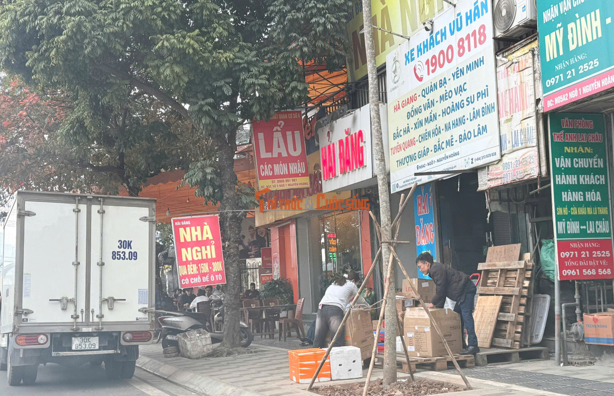 Hàng hoá được bày tràn ra vỉa hè và tranh thủ được bốc xếp lên xe tải.