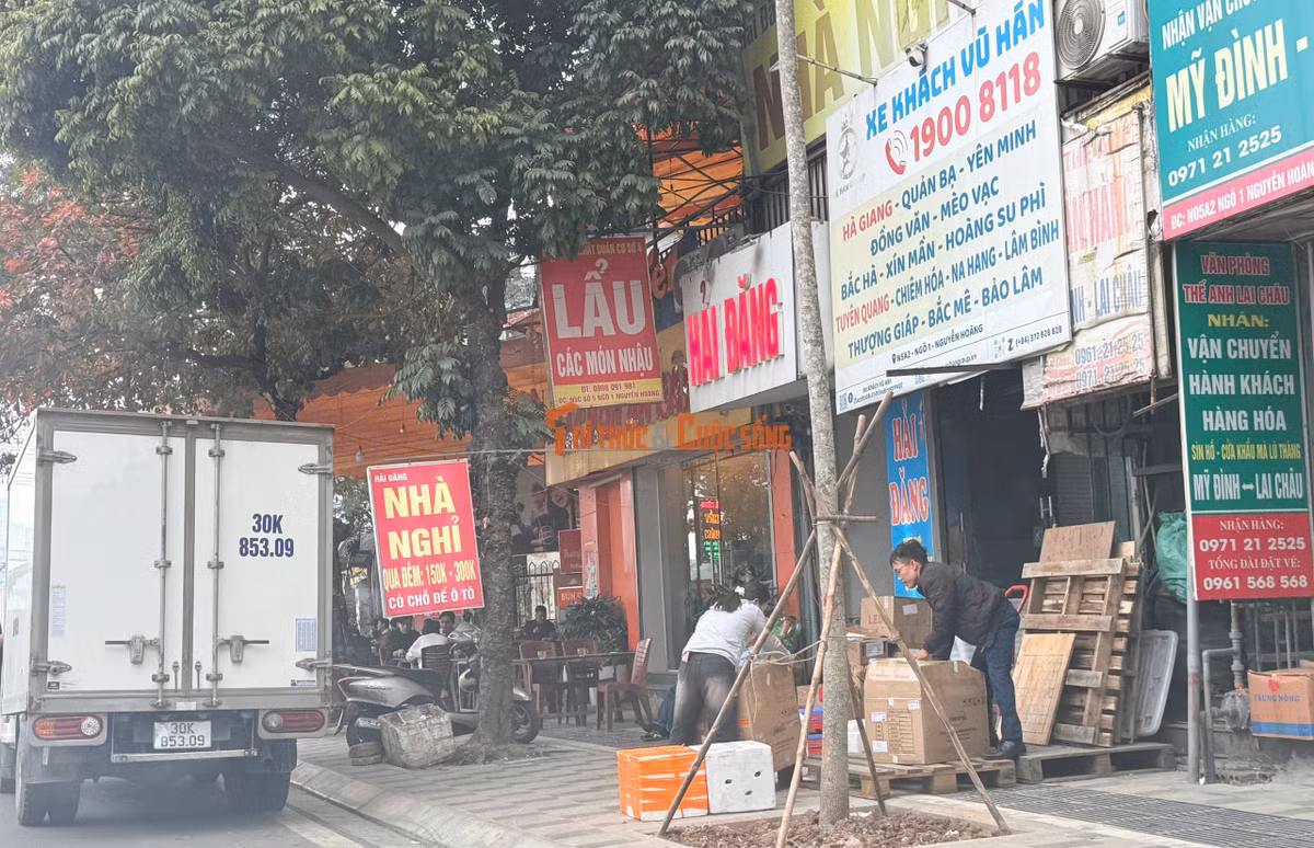 Hàng hoá được bày tràn ra vỉa hè và tranh thủ được bốc xếp lên xe tải.