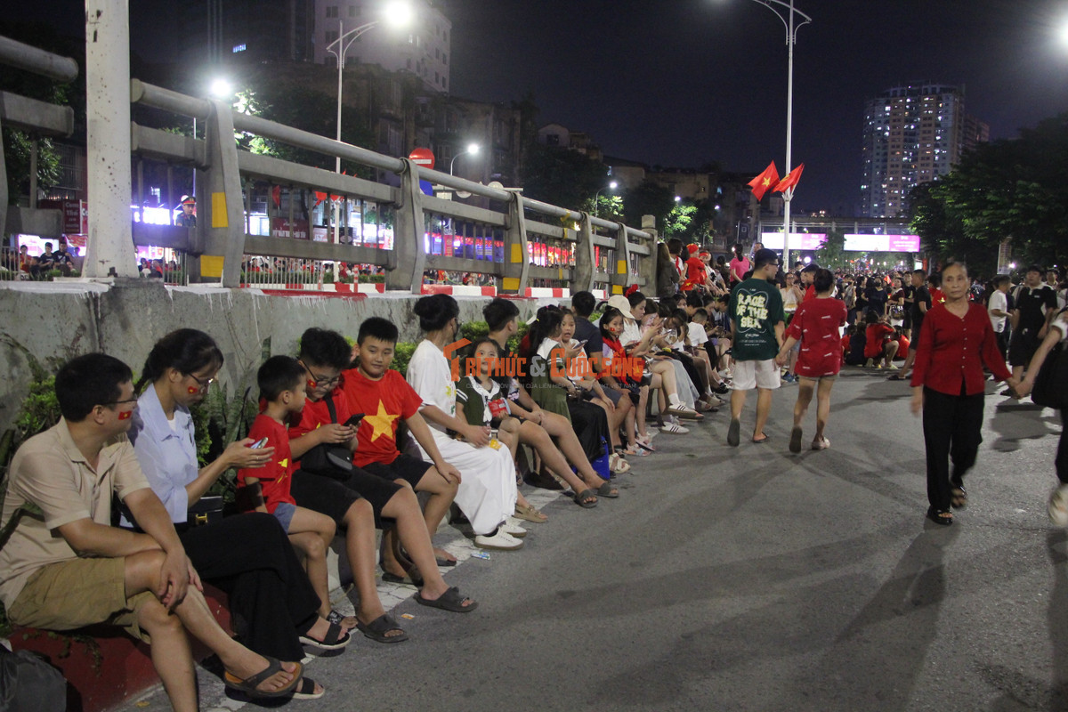 View - Đường Kim Mã đông nghịt, nhiều người tiếc không thể xem hợp luyện diễu binh | Báo Tri thức và Cuộc sống - TIN TỨC PHỔ BIẾN KIẾN THỨC 24H