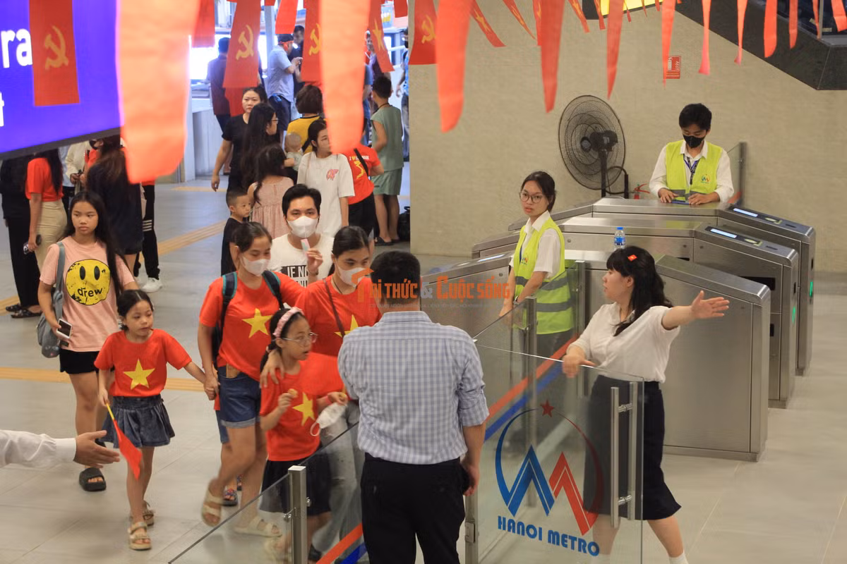 Thậm chí, lối mở ưu tiên cũng luôn được mở với sự hướng dẫn của nhân viên nhằm tránh tình trạng xếp hàng dài.