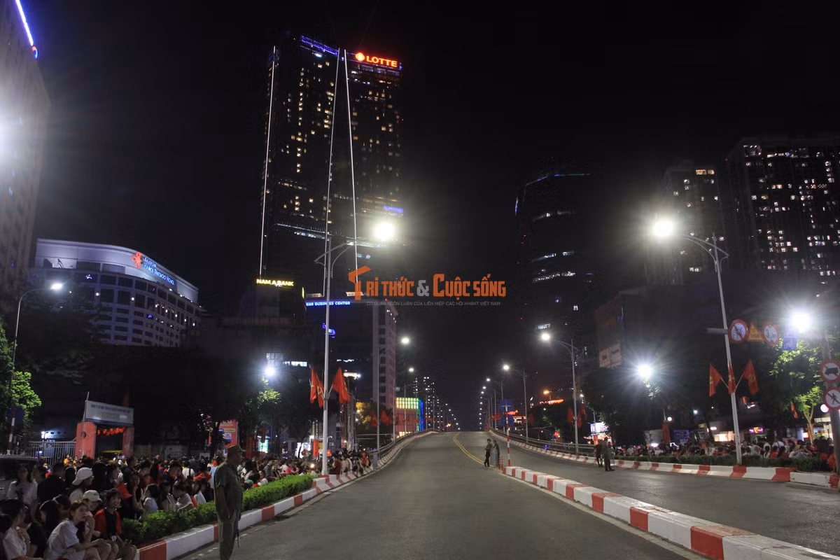 Cầu vượt qua đường Kim Mã được thắt chặt an ninh dù đoạn cầu này không có đơn vị diễu binh, diễu hành đi qua.