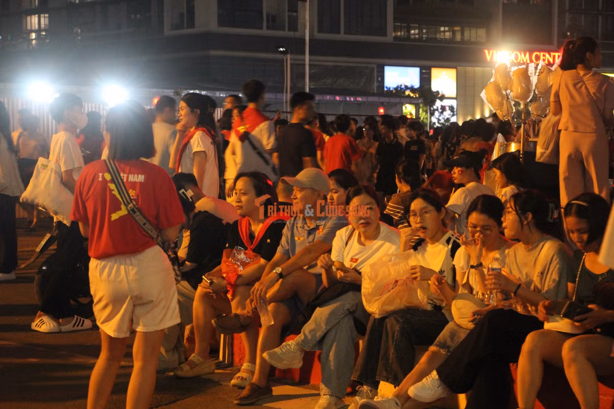 Tuy nhiên, số đông người vẫn cố nán lại ở ngã tư đường để cảm nhận được không khí ngày tổng hợp luyện diễu binh, diễu hành dù không được xem trực tiếp.