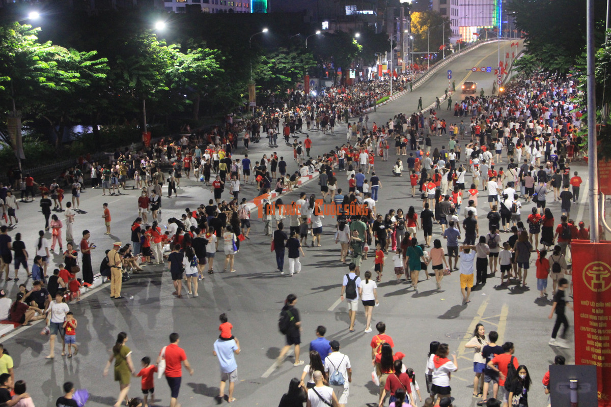 View - Đường Kim Mã đông nghịt, nhiều người tiếc không thể xem hợp luyện diễu binh | Báo Tri thức và Cuộc sống - TIN TỨC PHỔ BIẾN KIẾN THỨC 24H