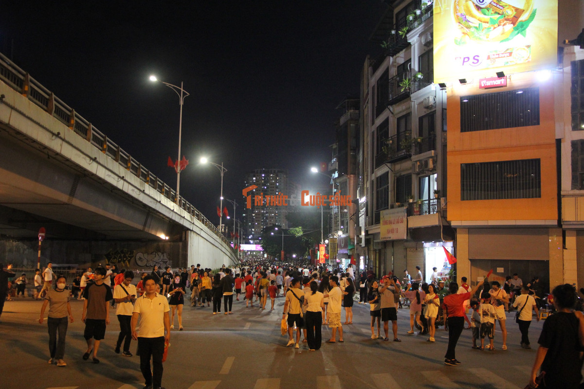 View - Đường Kim Mã đông nghịt, nhiều người tiếc không thể xem hợp luyện diễu binh | Báo Tri thức và Cuộc sống - TIN TỨC PHỔ BIẾN KIẾN THỨC 24H