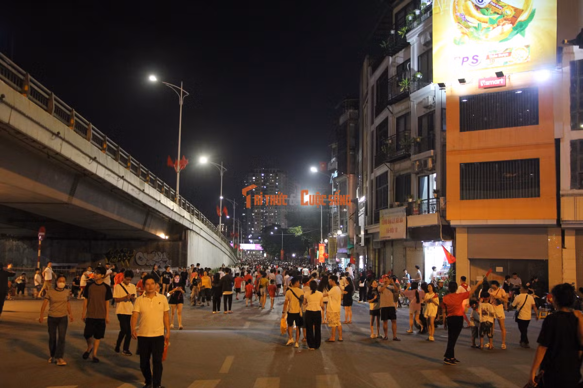 Người dân tiếc nuối trở về nhà theo hướng Nguyễn Chí Thanh.