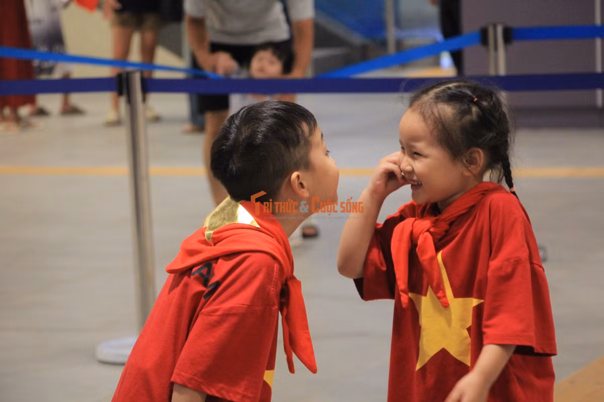 Những đứa trẻ hào hứng vì được trải nghiệm không khí ngày lễ lớn của đất nước thông qua tuyến tàu đường sắt trên cao.