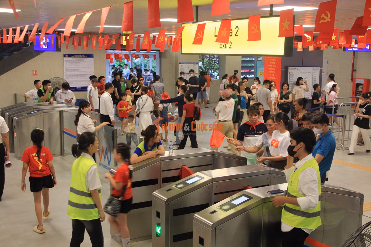 Nhân viên của tuyến đường sắt được giao chốt tại các điểm bán vé và lối di chuyển lên tàu nhằm bảo đảm thông suốt.