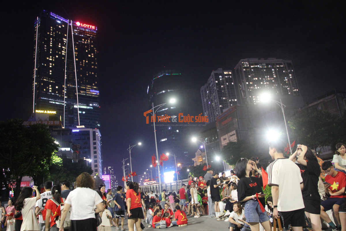 View - Đường Kim Mã đông nghịt, nhiều người tiếc không thể xem hợp luyện diễu binh | Báo Tri thức và Cuộc sống - TIN TỨC PHỔ BIẾN KIẾN THỨC 24H