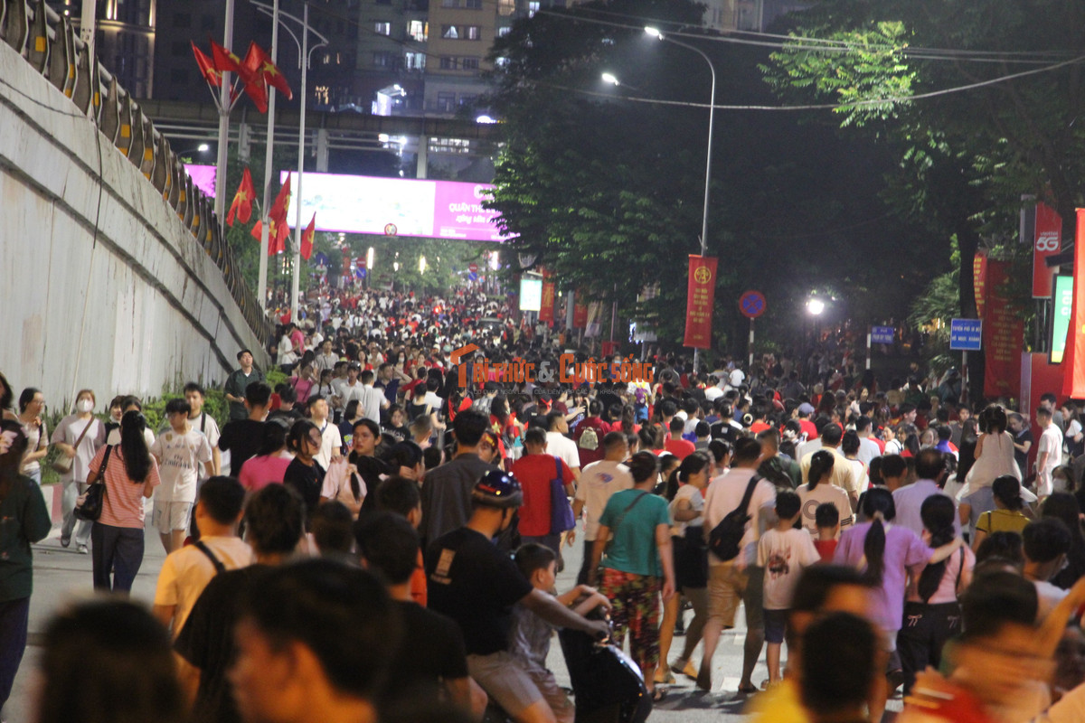 View - Đường Kim Mã đông nghịt, nhiều người tiếc không thể xem hợp luyện diễu binh | Báo Tri thức và Cuộc sống - TIN TỨC PHỔ BIẾN KIẾN THỨC 24H