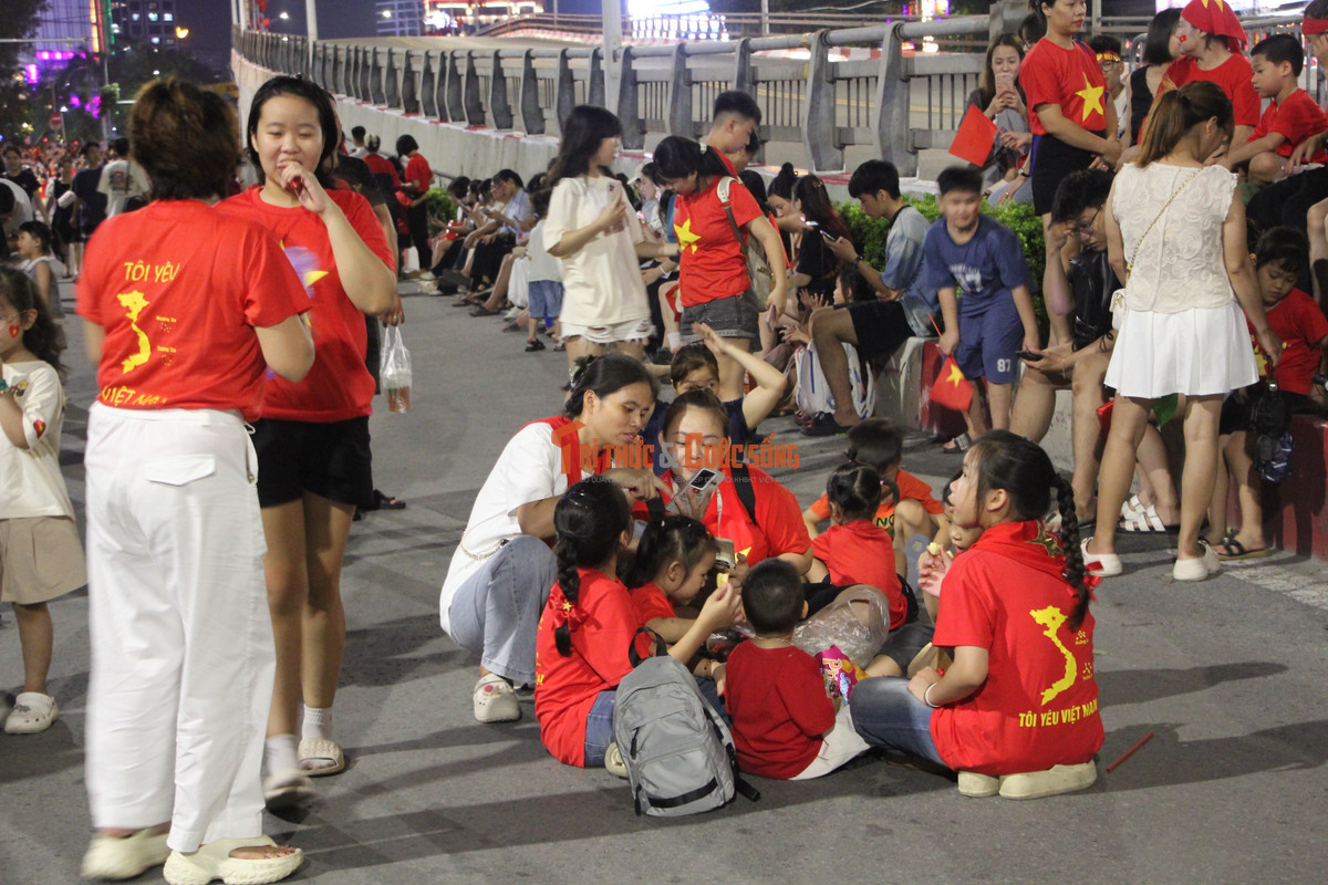 View - Đường Kim Mã đông nghịt, nhiều người tiếc không thể xem hợp luyện diễu binh | Báo Tri thức và Cuộc sống - TIN TỨC PHỔ BIẾN KIẾN THỨC 24H