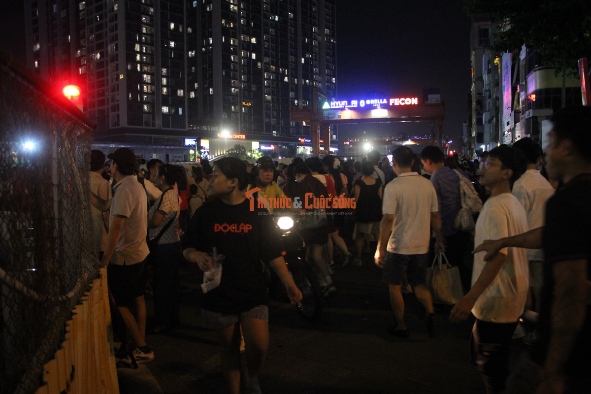 View - Đường Kim Mã đông nghịt, nhiều người tiếc không thể xem hợp luyện diễu binh | Báo Tri thức và Cuộc sống - TIN TỨC PHỔ BIẾN KIẾN THỨC 24H