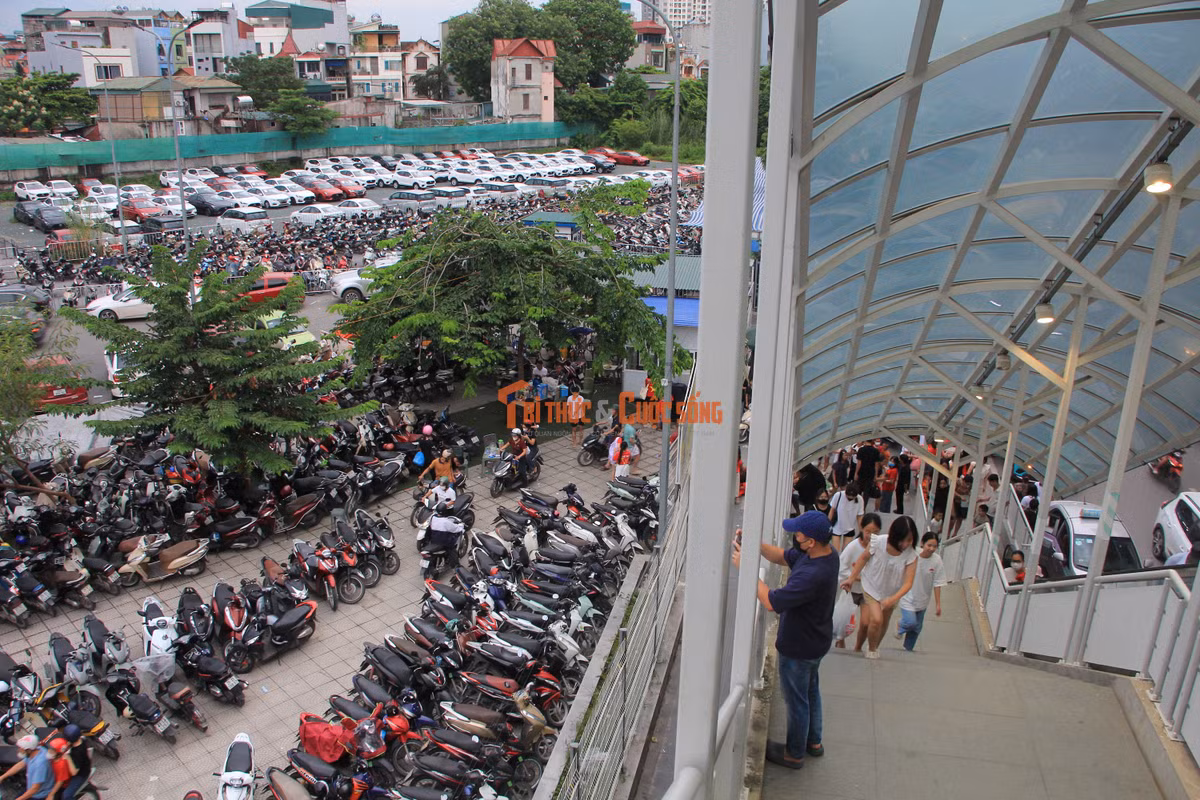 Bãi trông giữ xe dưới chân ga Nhổn đã chật kín phương tiện. Điều này có thể thấy nhu cầu sử dụng đường sắt trên cao để vào trung tâm Hà Nội xem diễu binh, diễu hành rất lớn. Đây cũng là điểm khuyến khích mà lực lượng chức năng đưa ra để tránh tình trạng ùn tắc giao thông.