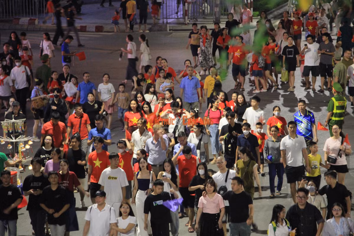 Dòng người tiếc nuối khi không thể xem diễu binh.