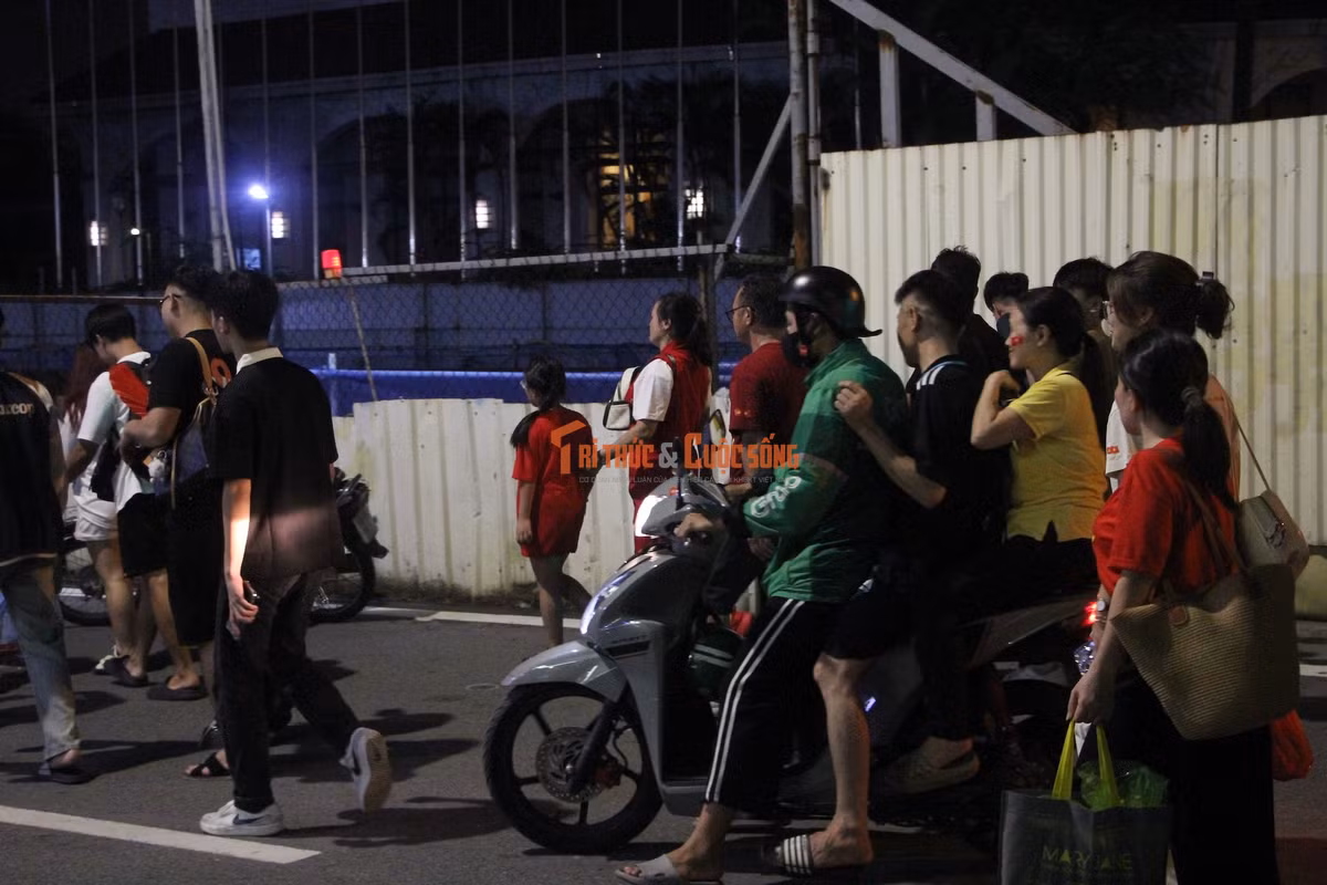 Đáng chú ý, các tài xế xe ôm công nghệ này đều chở quá số người từ 3 -4 người và không đội mũ bảo hiểm.