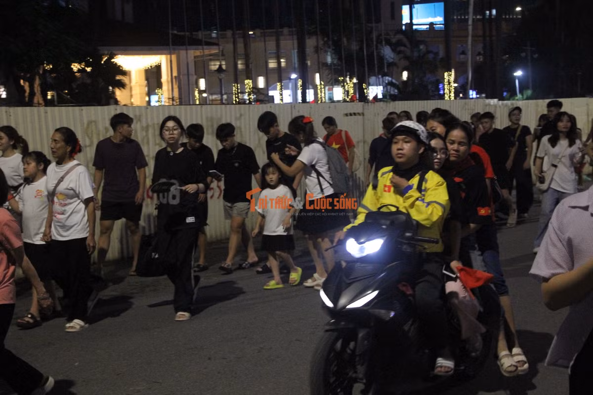 Ghi nhận của PV Báo Tri thức và Cuộc sống, tối 27/8, nhiều người dân đến xem diễu binh, diễu hành trên tuyến đường Kim Mã bất thành vì không thể chen lấn đã phải quay về nhà. Tại khu vực Kim Mã - Nguyễn Chí Thanh, đông đảo tài xế xe ôm công nghệ để chờ chực sẵn để bắt khách.