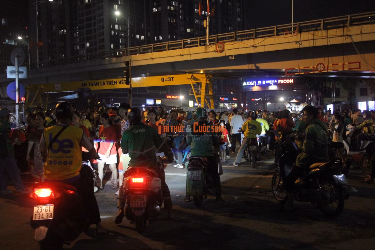 Việc chèo kéo khách tại khu vực đường Kim Mã của các tài xế xe ôm công nghệ cũng đã khiến nhiều người dân khó chịu.