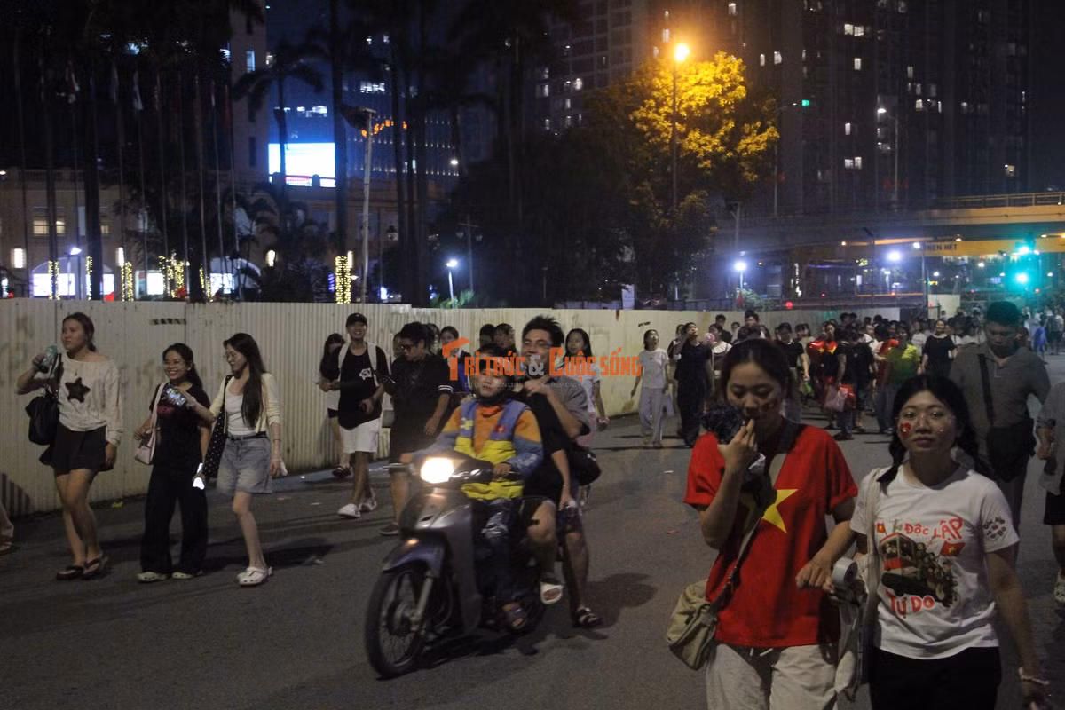 Tại đây, các tài xế xe ôm công nghệ đều chủ động tắt app đặt xe và chèo kéo khách với giá thoả thuận miệng.