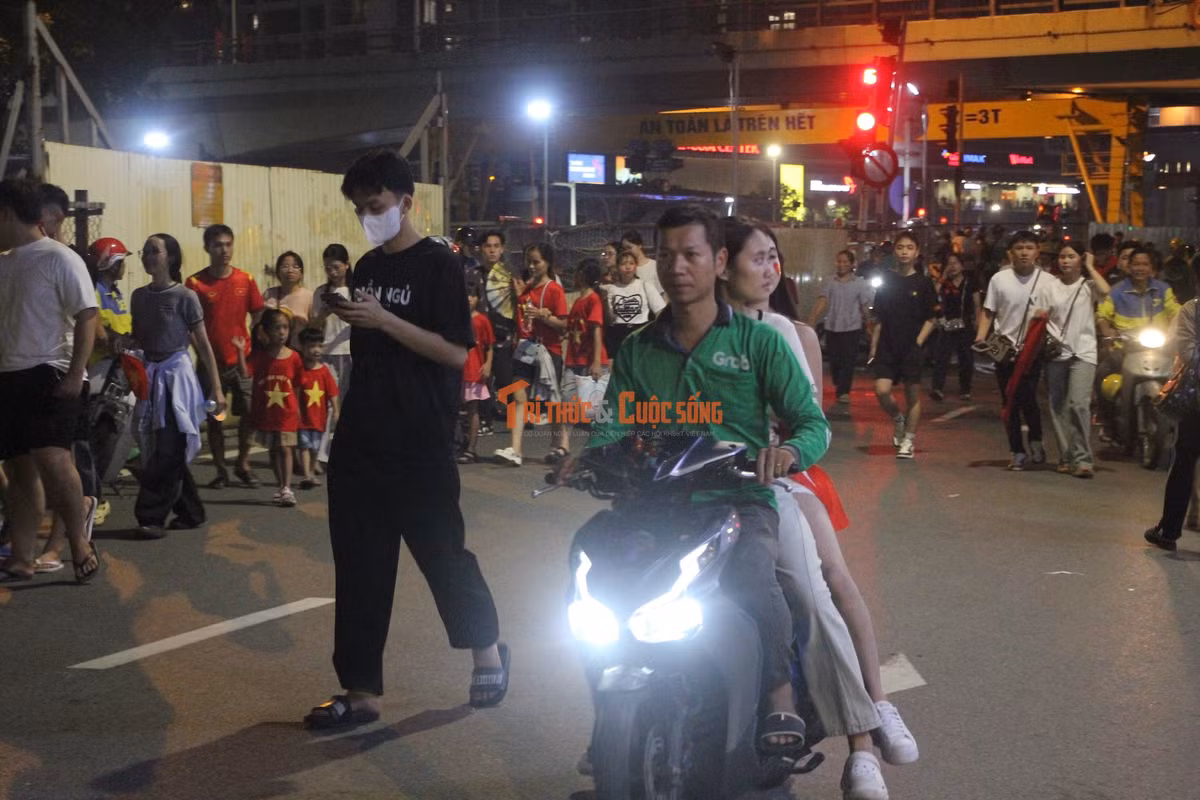 Với quãng đường từ nút giao Kim Mã - Nguyễn Chí Thanh di chuyển 1km ra đầu đường Kim Mã - Đê La Thành (ga Cầu Giấy đường sắt đô thị), các tài xế chào giá cước từ 60 - 80 nghìn đồng/lượt.